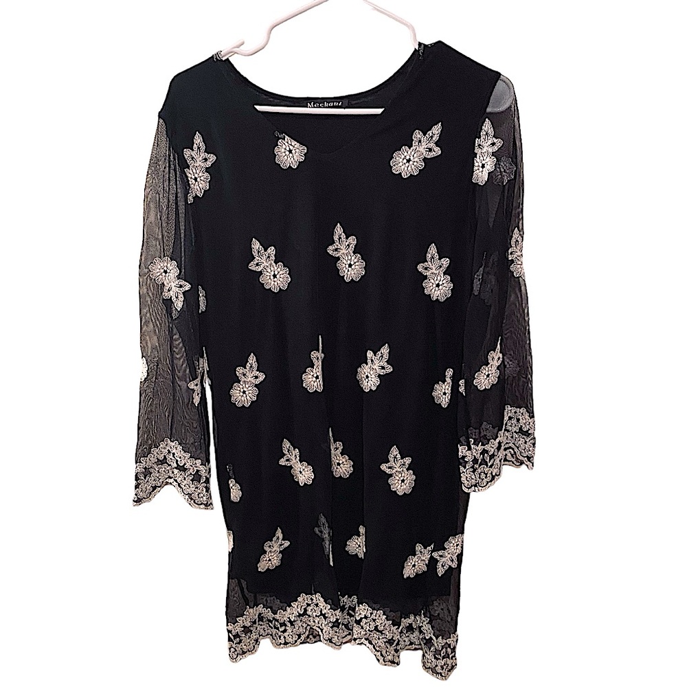 Vintage M oversized black with white floral lace top